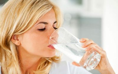 Uống nhiều nước giúp hạn chế những cơn đói